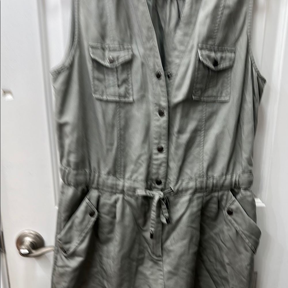 Two by Vince Camuto Gray Sleeveless Jumpsuit with V-Neck